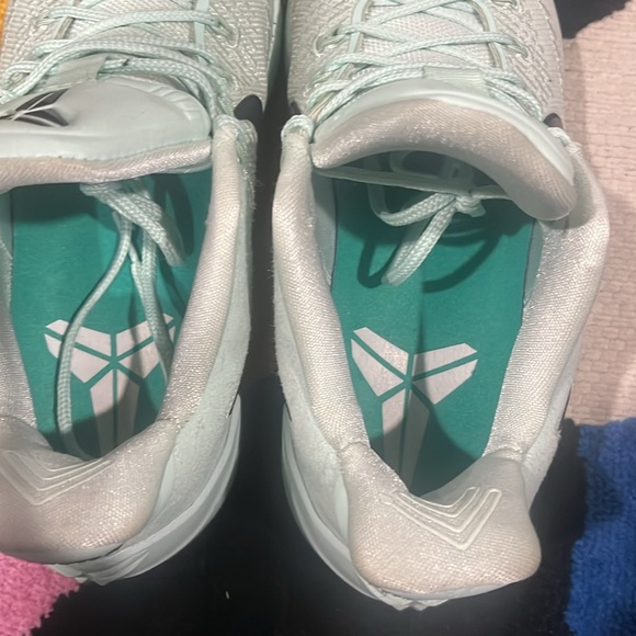 Gently used shoes for men Kobe Bryant green and black looks new well kept - Picture 5 of 9
